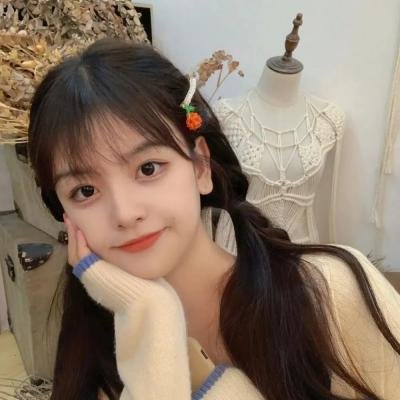 泳池里的女人